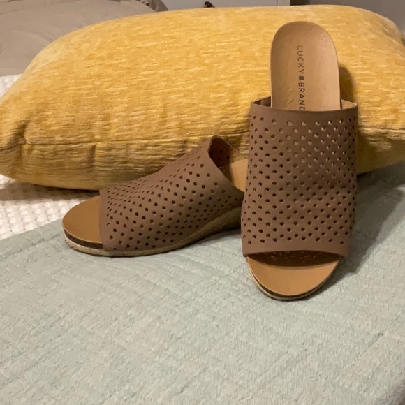 Lucky Brand slides - Picture 1 of 7